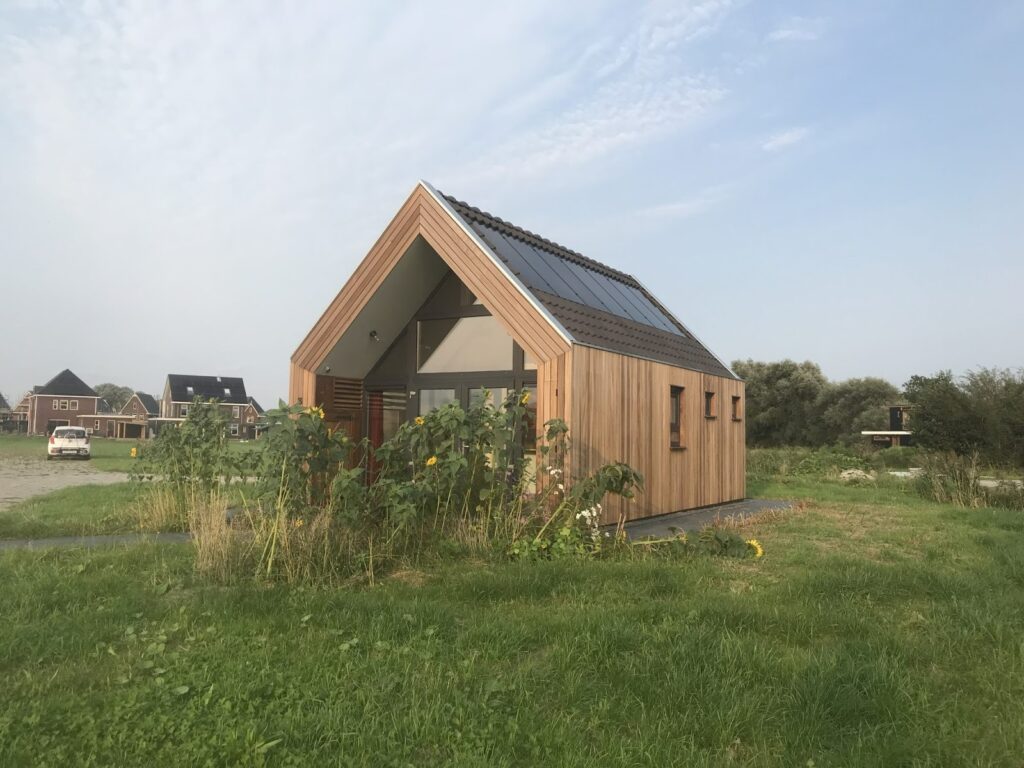 Tiny house wonen in Friesland met ruimte rust en regels
