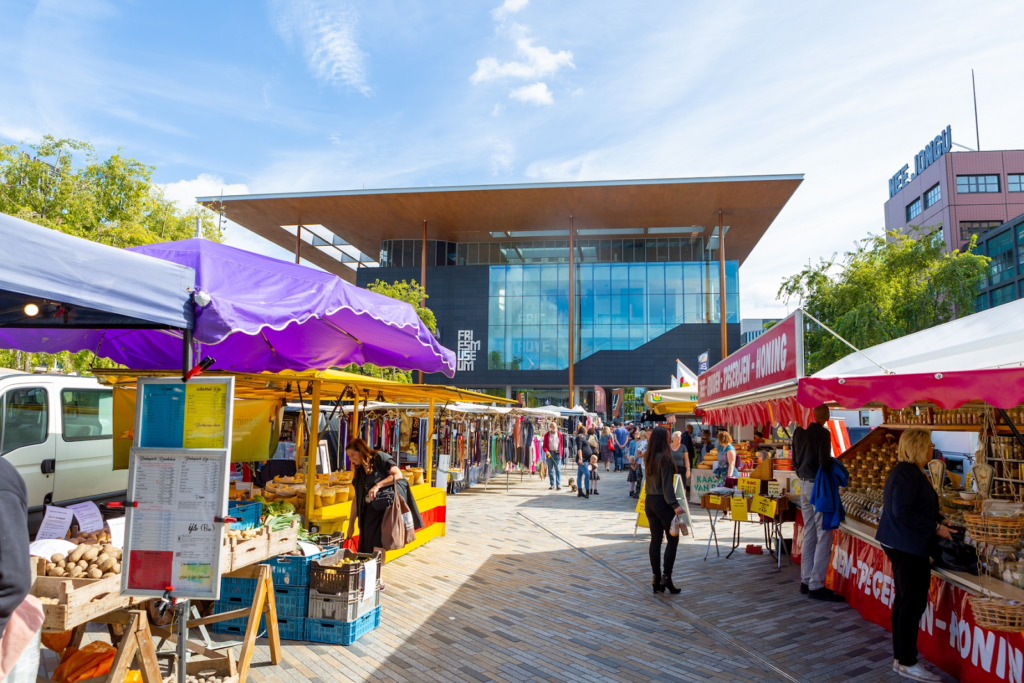 Markt Friesland als spiegel van economie cultuur en dagelijks leven