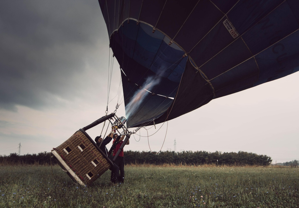 Luchtballon varen boven friesland en het open landschap