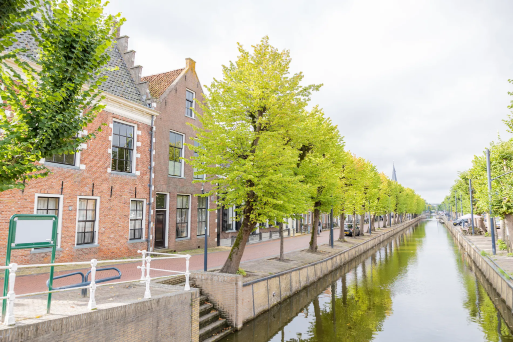 Balk in Friesland waar water geschiedenis en ontspanning samenkomen