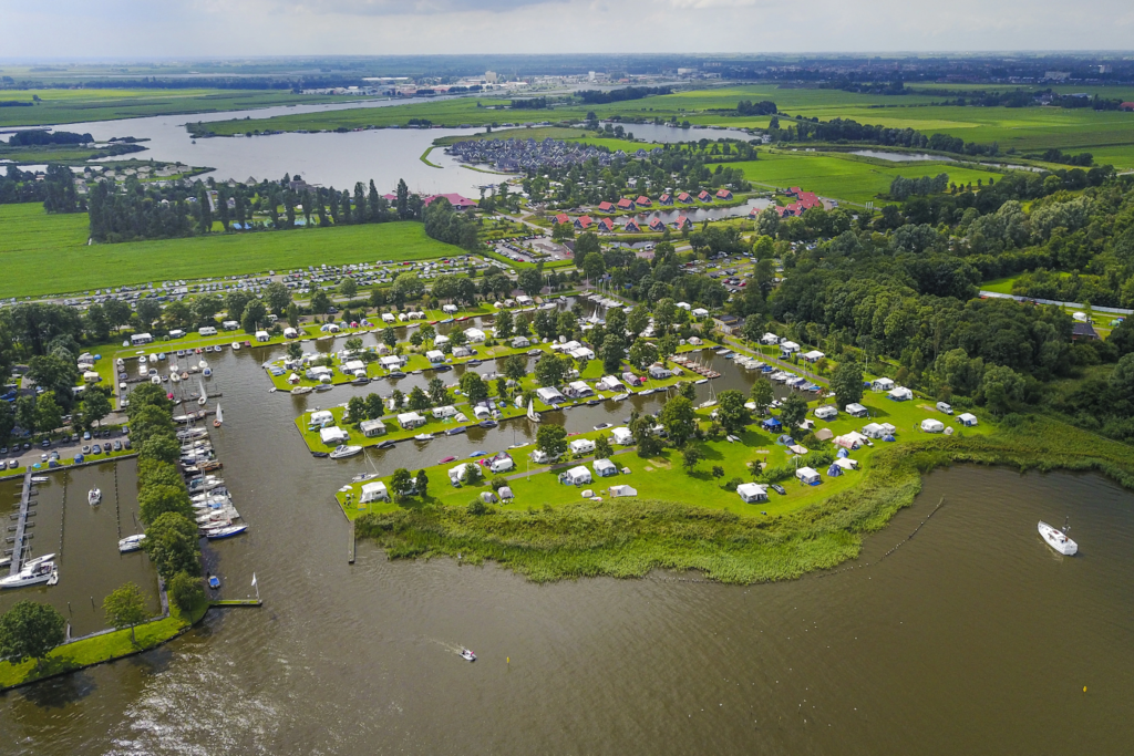 Kamperen in Friesland aan het water voelt als buiten leven