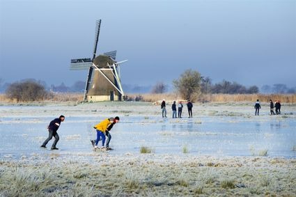 Schaatsen in friesland leeft op ijs en water