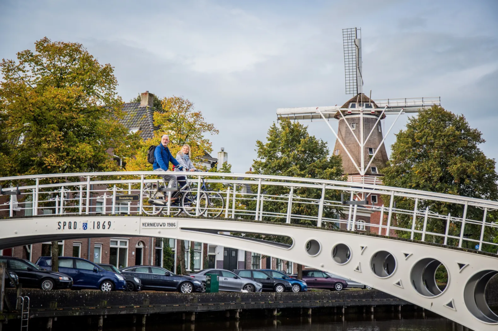 Met een e bike Friesland verkennen langs water, dorpen en open landschap