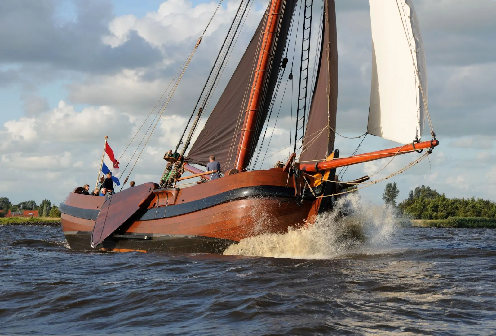 Heeg in Friesland voelt als een dag vol water, dorpsleven en rust