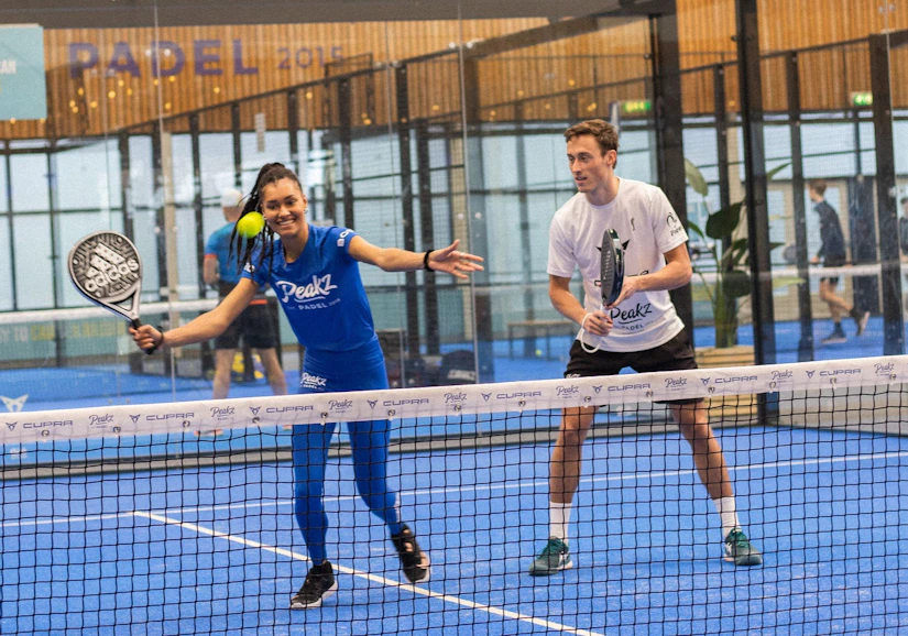 Padel in Friesland ontdekken tussen water en weiland